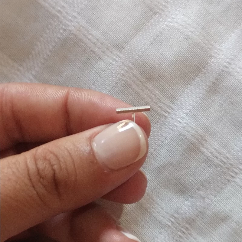 Aro miniatura de plata lisa 925. pasante. cierre mariposa. Modelo Barrita (unidad)